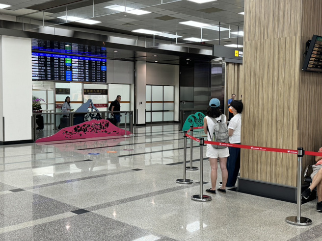 粉絲江小姐與友人9點就到場等候。（洪秀瑛攝）