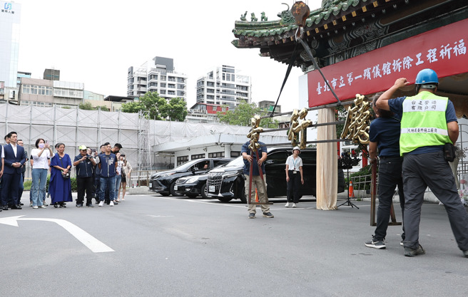 台北市立第一殯儀館12日舉辦拆除祈福暨圓滿感恩灑淨法會，市長蔣萬安出席見證拆除的歷史性一刻，事後也受訪回應時事。（陳俊吉攝）
