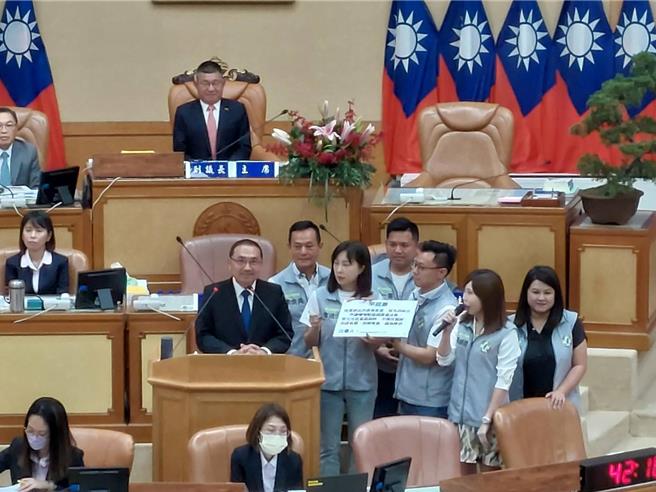 對國會改革法案三讀通過，「藐視國會罪」也納入刑法，引發綠營不滿，新北市議會民進黨團今於總質詢認為新北市長侯友宜既然支持國會改革，要求他簽署支持藐視議會承諾書，侯未簽署再三強調，只要議會大家有共識，不違反現行法令，他都支持。（陳慰慈攝）