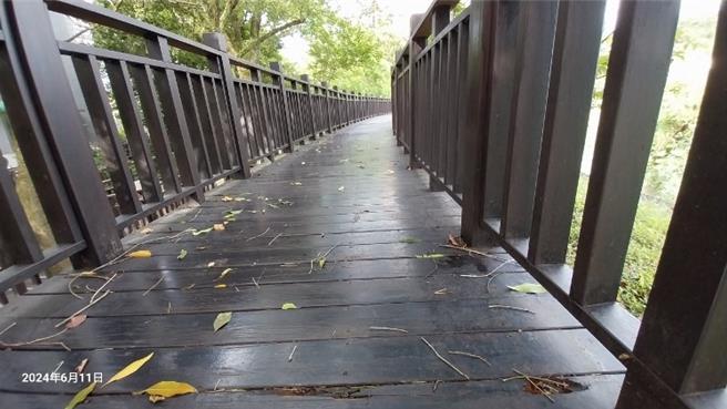 台北市內湖區五分埤步道已施作10餘年，人潮使用多，造成欄杆、步道損壞。（內溝里長王曉芳提供／劉彥宜台北傳真）