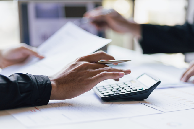 专家警告家长们常将孩子们需求至于自己的财务安全之上。（示意图：shutterstock／达志）