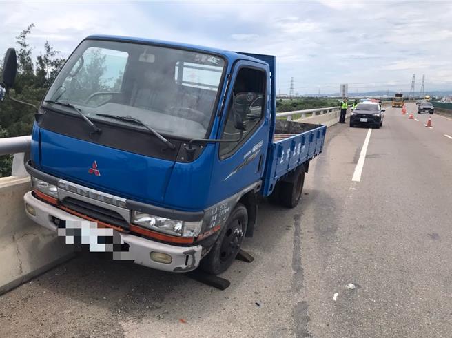 自小貨車駕駛陷入昏迷，車輛撞上路肩護欄後才停住。（警方提供／孫英哲彰化傳真）