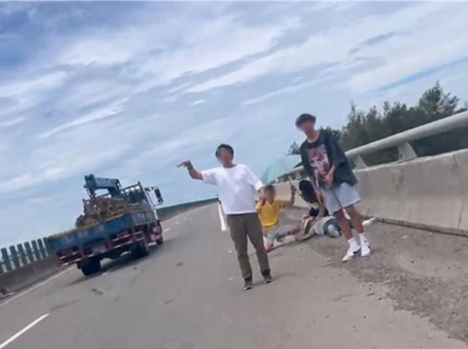 台61線西濱快速公路南下彰化伸港段10日發生自小貨車自撞事故，見義勇為的民眾在現場搶救自小貨車駕駛。（民眾提供／孫英哲彰化傳真）