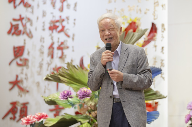 向阳分享横跨40年，不同时空背景下所创作的诗及其中的寓意。(图/佛光山惠中寺提供)