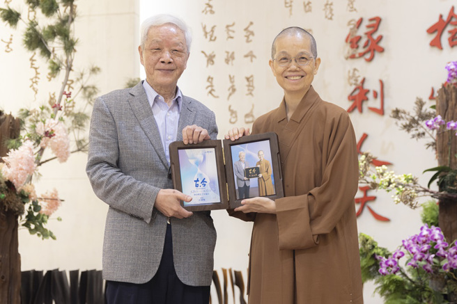 觉居法师（右）致赠讲座纪念照片给讲师向阳（左）。(图/佛光山惠中寺提供)