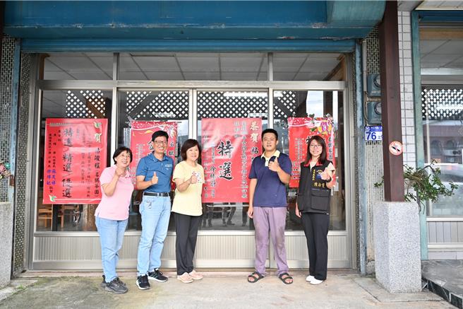 全國有機茶TAGs評鑑甫出爐，花蓮6名茶農獲佳績，花蓮縣政府前往其中1名獲獎茶園名鶴茶園貼榜祝賀。（花蓮縣政府提供／羅亦晽花蓮傳真）