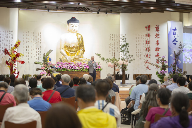 讲座最后，全场合唱向阳于1998年用骊歌旧曲填的新词〈散场：离别歌〉。(图/佛光山惠中寺提供)