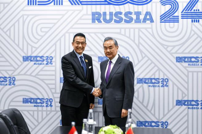 王毅晤泰外長瑪里促加快推進中泰鐵路等大專案，早日實現中寮泰聯通發展構想。（大陸外交部）