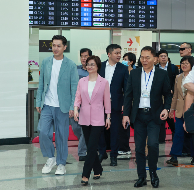 胡歌走出機場。（羅永銘攝）