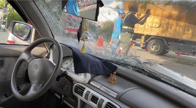 国发会中兴新村活化专案办公室获报立即派员把树移除，并告知车主后续赔偿委由保险公司处理。（民眾提供／杨静茹南投传真）