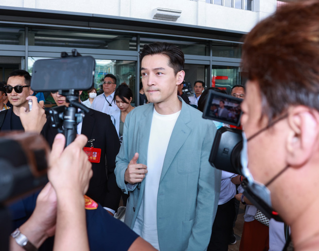 胡歌被媒體包圍。（羅永銘攝）