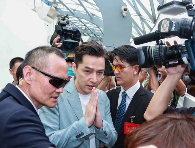 胡歌雙手合十。（羅永銘攝）