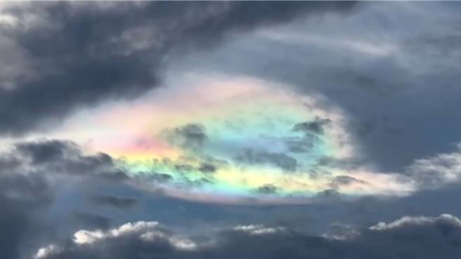 澎湖民眾黄小姐在端午节（10日）当天拍到的彩虹云。（黄小姐提供／许逸民澎湖传真）