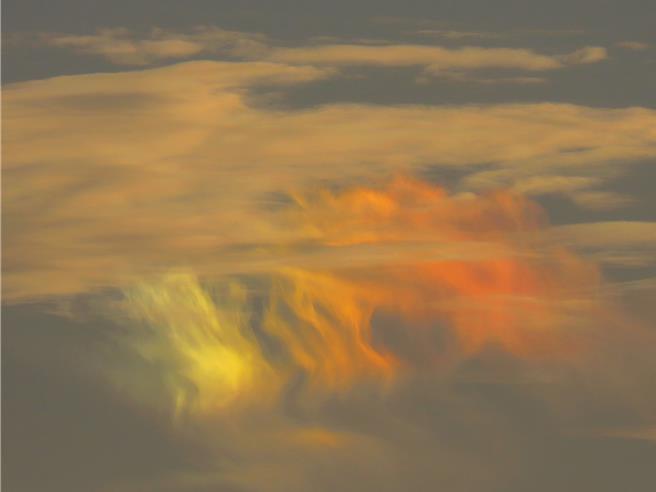 澎湖民眾顏东星11日黄昏朝西边天空拍到的霞光。（顏东星提供／许逸民澎湖传真）