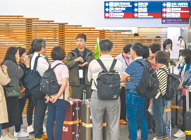 大陆国台办表示，对于恢復福建居民赴马祖旅游一事，相关准备工作正有序推进。图为桃机旅客。（陈麒全摄）