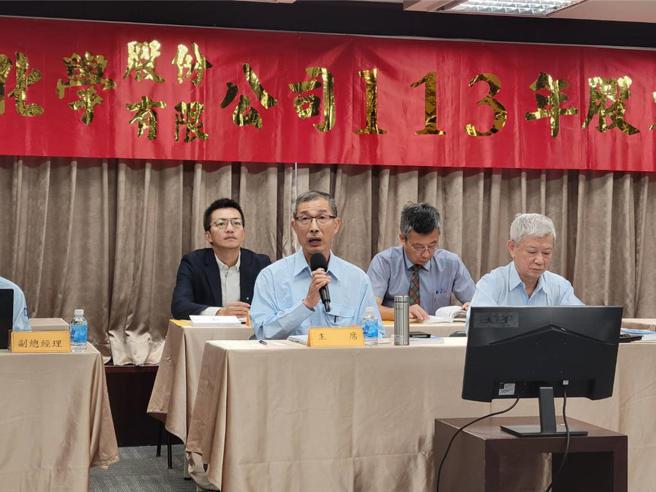 中碳董事长谢文荣（前左）12日主持股东常会，他表示，目前正是中碳有关化合物半导体用高纯碳粉、与等方性石墨块材，正要突破的时机，希望未来几年把分母做大，能够回馈股东的支持。（图：顏瑞田）