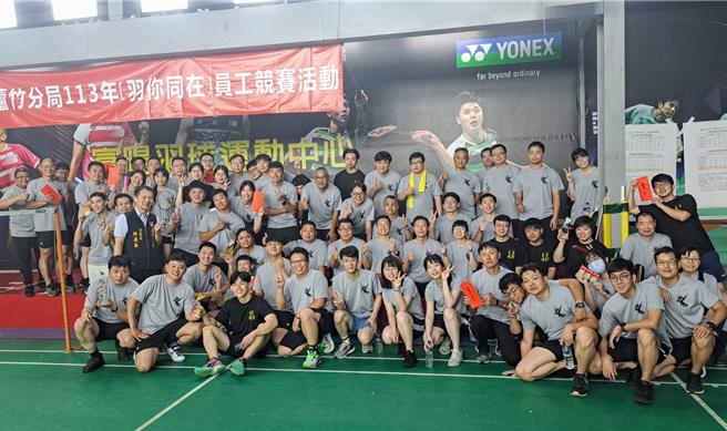 蘆竹警分局11日在蘆竹區中正北路的富暘羽球運動中心舉辦「羽你同在」羽毛球競賽。（蘆竹警分局提供）