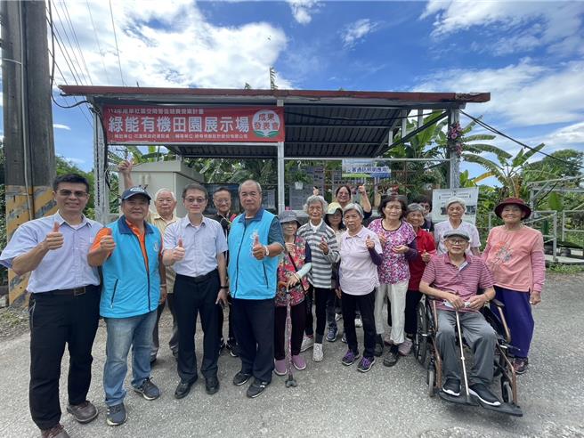 花蓮縣吉安鄉南華社區4年前在農田水圳老舊涼亭內建置「微水力示範機組」，考量涼亭梁柱鏽蝕，機組也沒有護欄，恐危及用電安全，村民為此合力發揮技能修補涼亭並打造成防災緊急充電站。（南華社區發展協會提供／羅亦晽花蓮傳真）