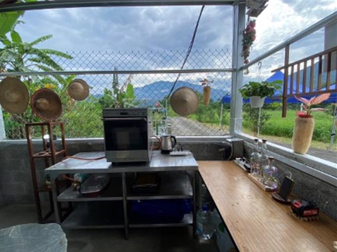 花蓮縣吉安鄉南華社區4年前在農田水圳老舊涼亭內建置「微水力示範機組」，考量涼亭梁柱鏽蝕，機組也沒有護欄，恐危及用電安全，村民為此合力發揮技能修補涼亭並打造成防災緊急充電站。（南華社區發展協會提供／羅亦晽花蓮傳真）