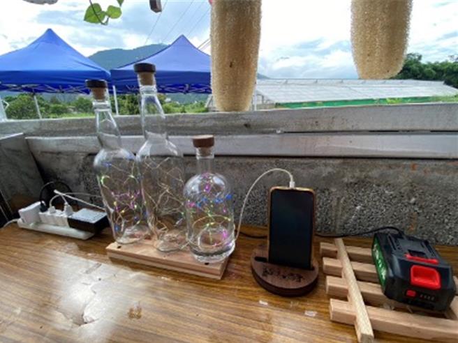 花蓮縣吉安鄉南華社區4年前在農田水圳老舊涼亭內建置「微水力示範機組」，考量涼亭梁柱鏽蝕，機組也沒有護欄，恐危及用電安全，村民為此合力發揮技能修補涼亭並打造成防災緊急充電站。（南華社區發展協會提供／羅亦晽花蓮傳真）