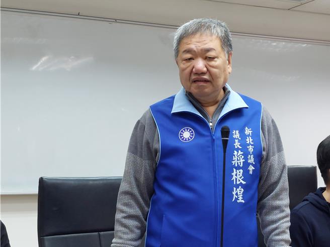 李姓男子冒名是新北市議長蔣根煌親友，以投資、購物為由，在外招搖撞騙，蔣根煌昨晚得知後立即向警方報案。（陳慰慈攝）