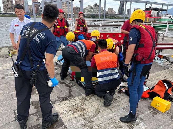 莊男被搜救人員打撈上岸，不過送醫急救仍然不治。（新北市三重警分局提供）