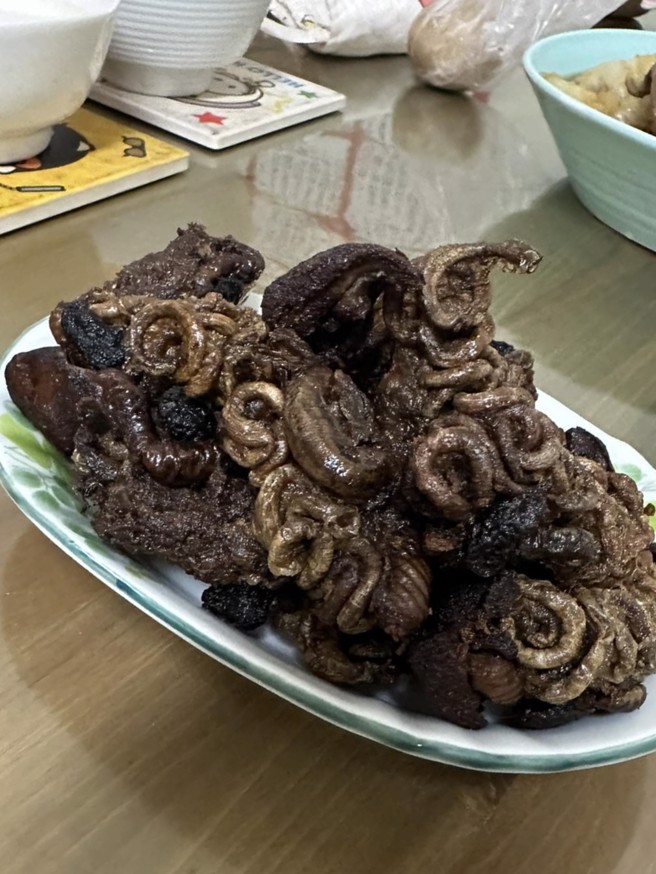 鱼肠的卖相引发网友关注。（图／翻摄自爆废1公社）