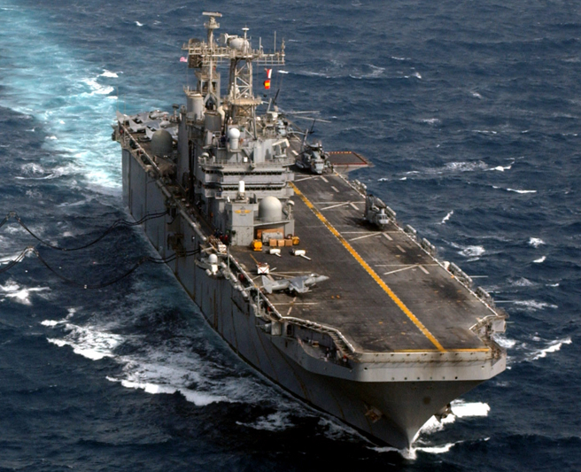 前「塔拉瓦」號（USS Tarawa）兩棲攻擊艦在波灣加油的資料照。（美聯社/美國海軍）