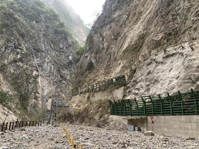 台8線中橫公路東段因0403花蓮大地震受損嚴重，行政院已匡列9.58億投入復健工作，力拚2026年底全數完成。（本報資料照片）