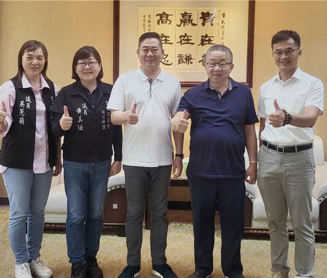 云林县偏乡地区牙医医疗人力严重不足，云林县议员黄美瑶（左二）12日建议让非本国学歷牙医师与政府签服务约到偏乡服务，可在最短时间内提升偏乡牙医师人力，解决长年医疗缺乏问题。（黄美瑶提供／张朝欣云林传真）