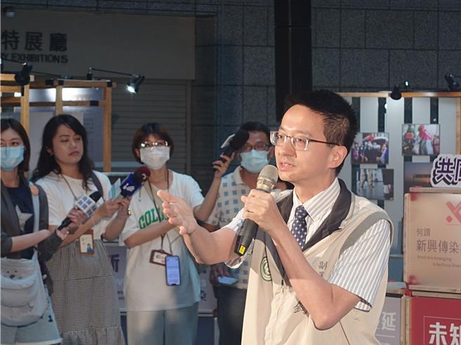 疾病管制署副署長羅一鈞出席活動提到，「X」代表未來可能面臨的疾病挑戰，這次展覽呈現人類最新因應手段，讓民眾及早認識傳染病與防治方法。（任義宇攝）