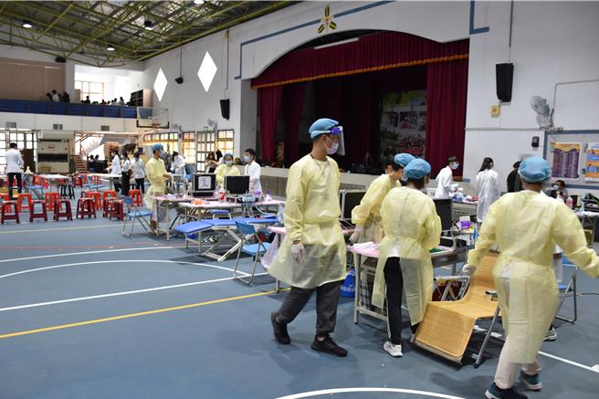 台北醫學大學口腔衛生醫療服務隊本周起服務苗栗偏鄉老幼弱勢，去年在大湖鄉南湖國小服務畫面。（本報資料照片）