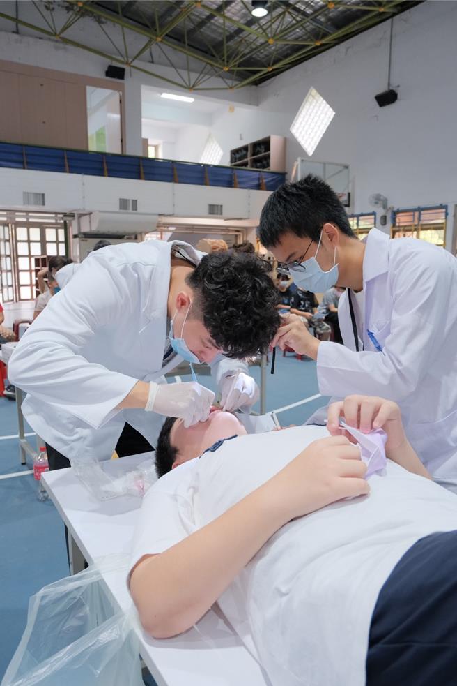台北醫學大學口腔衛生醫療服務隊本周起服務苗栗偏鄉老幼弱勢，去年在大湖鄉南湖國小服務畫面。（本報資料照片）