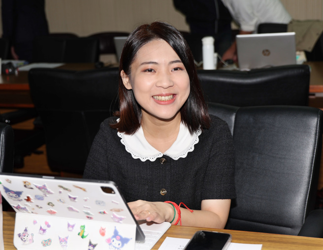 立委徐巧芯12日現身立法院質詢並受訪。（姚志平攝）