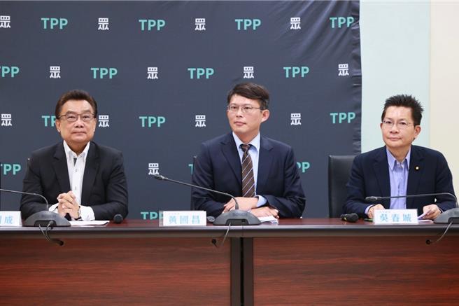 民眾党立委黄国昌、吴春城、林国成今（12）日召开记者会，再次指出行政院覆议理由荒唐之处。（民眾党团提供）