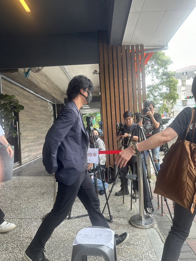 仔仔今天中午到靈堂陪伴寬姊。（李承陽攝）