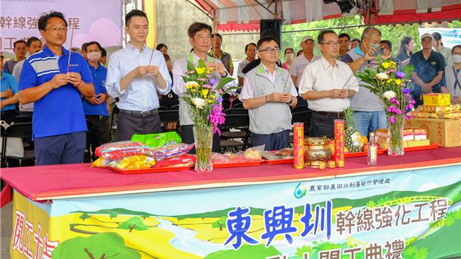 農業部農田水利署長蔡昇甫（左三）、農水署新竹管理處長林賢正（右三）等人，12日為「東興圳幹線強化工程」開工典禮，上香祈福。（羅浚濱攝）