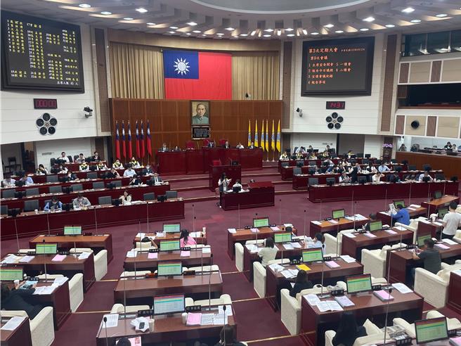 台北市議長戴錫欽12日將就大巨蛋使照註記第29點，針對未來能否辦演唱會召開政黨協商。（劉彥宜攝）