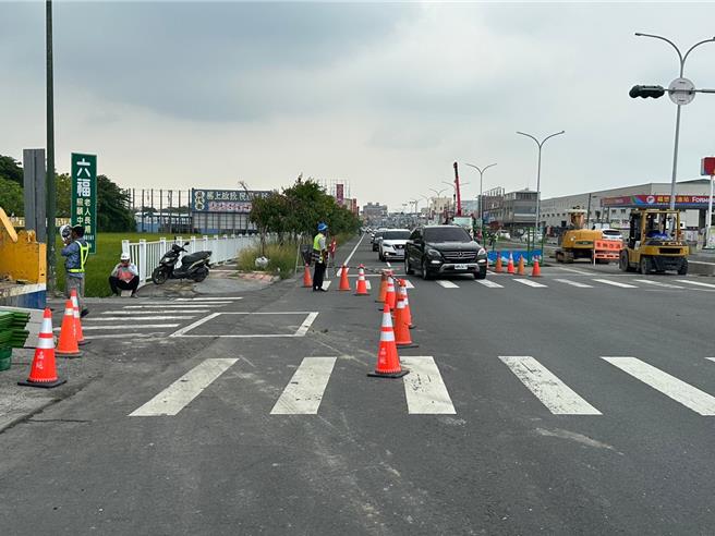 台1线民雄乡沿线正好有3个分属不同单位工程施作中，部分路段从双向4线道变双向2线道，每到交通尖锋时段就大塞车。（简嘉亿提供∕吕妍庭嘉义传真）