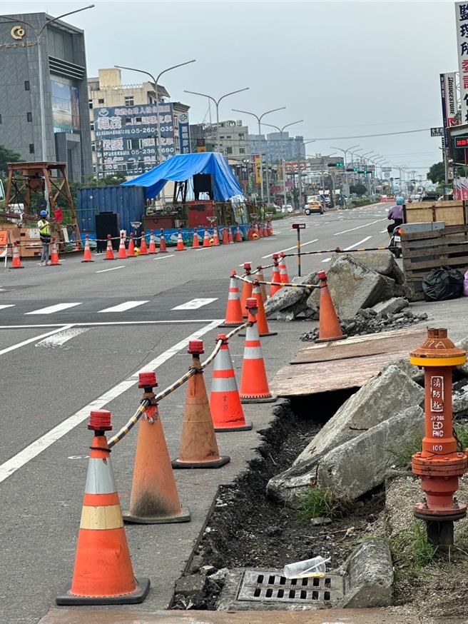 台1线民雄乡沿线正好有3个分属不同单位工程施作中，部分路段从双向4线道变双向2线道，每到交通尖锋时段就大塞车。（简嘉亿提供∕吕妍庭嘉义传真）