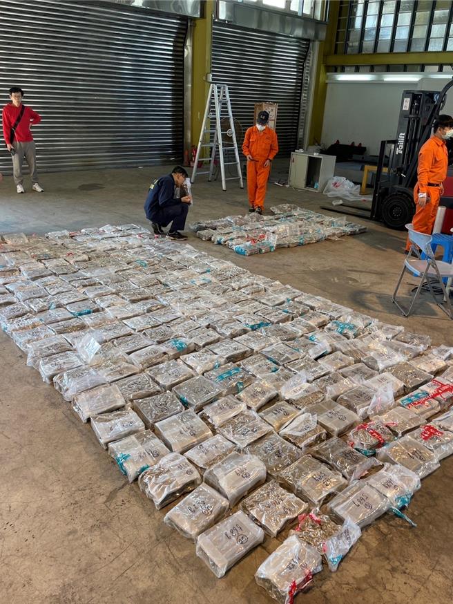 基隆地检署与3月破获大麻花走私毒品案，毒枭集团从泰国走私大麻花冒充汽车零件装柜申报进口运毒，共查扣净重131.3公斤的大麻花，估计市值1.4亿元。（基隆地检署提供／徐佑升基隆传真）