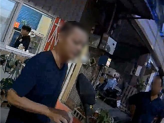 彰化警分局花坛分驻所员警日前巡逻时，发现机车后座乘客（右）没戴安全帽，拦查时赫然发现该机车前座骑士李男（左）酒气冲天，当场测得酒测值达0.67毫克。（警方提供／孙英哲彰化传真）