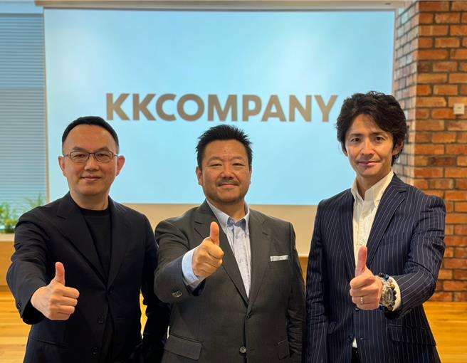 亚洲最大 AI 多媒体科技集左为科科科技集团董事长暨执行长 王献堂、图中为科科科技集团日本区总经理 松桥 博人、图右为KDDI株式会社市场行销总部 au Smart Pass 战略部 部长。（资料照）