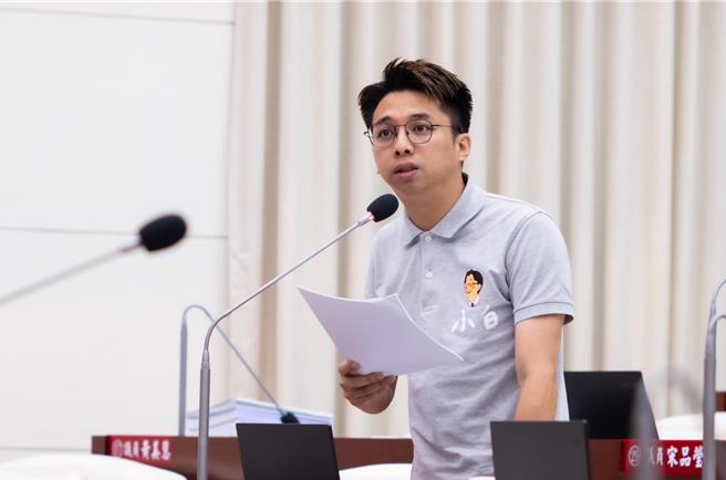 新竹市議員劉康彥11日同時在議會質詢與臉書提出質疑，指市府去年5月31日採樣的7包新竹球場場土壤，至今沒有提出檢測結果，懷疑到底有無送美國檢測。（劉康彥提供／陳育賢新竹傳真）