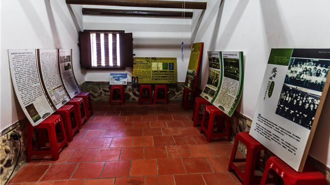 新埔吳濁流故居展示的老照片，新竹縣文化基金會舉辦小鎮書店「吳濁流時光隧道親子慢旅」及「2024遇見新埔鎮老時光」徵集老照片活動12日開跑。（羅浚濱攝）