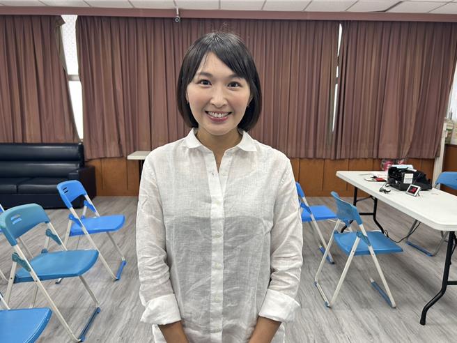 民進黨籍邱佳娟12日登記參選長治鄉長補選，她向支持者喊話道，「長治有是非，政治有黑白」，長治不要治平要和平。（謝佳潾攝）