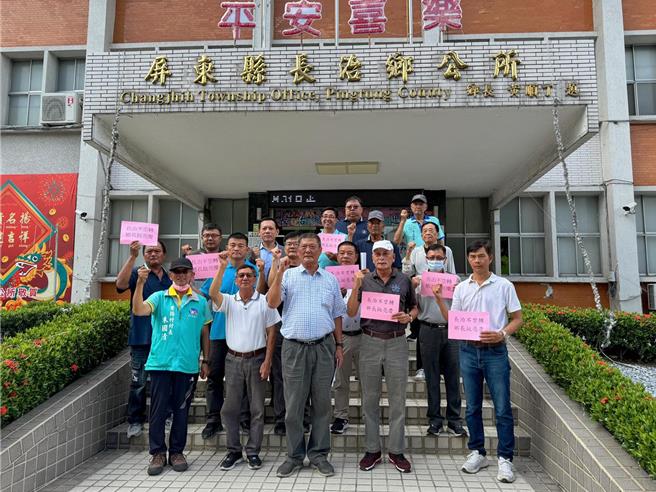 前屏東縣議員吳亮慶12日登記參加長治鄉長補選，他強調，他當過6屆縣議員，有深厚的基礎，將創造長治鄉更美好的未來。（吳亮慶服務團隊提供／謝佳潾屏東傳真）