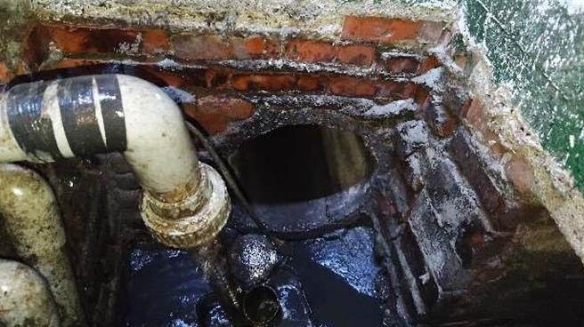 斗六产业园区一家食品厂绕排未处理的酸水到雨水沟。（云林县环保局提供）