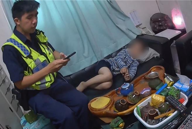 中市5岁孙姓男童5日感冒请假在家，溜出去寻母大冒险，彷徨走到环中东路与振兴路口，大型车辆呼啸而过险象环生，所幸附近好心店家发现，通报警方处理，经警联繫家人送走失男童返家。（警方提供／陈淑芬台中传真）