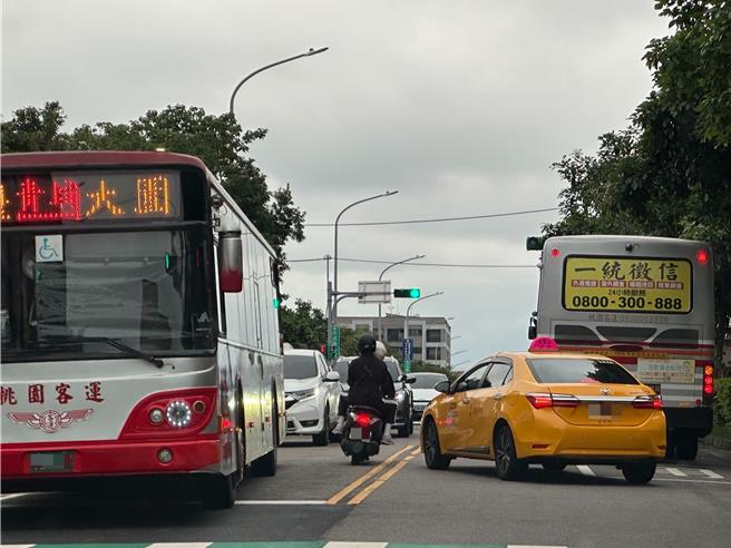 桃園市大園國際高中外大成路二段僅有雙向2線道，因路幅有限，公車在尖峰時段停靠時，常導致後方車輛回堵，或是跨越雙黃線超車造成危險。（民眾提供／呂筱蟬桃園傳真）